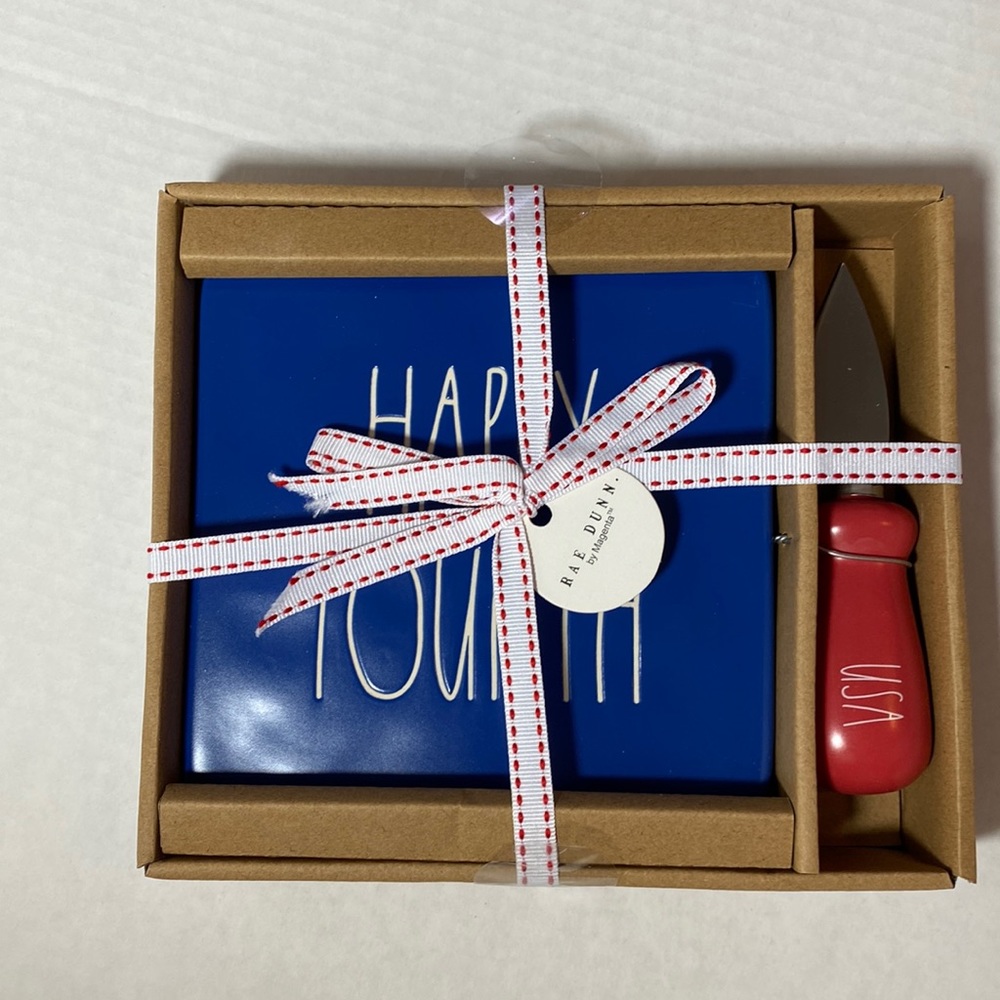 Rae Dunn NWT 4th of July cheese board and knife set!